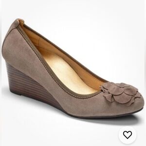 Vionic Hayes Taupe Gray
Suede Floral Wedge Pumps
Comfort Shoes Women Size 9